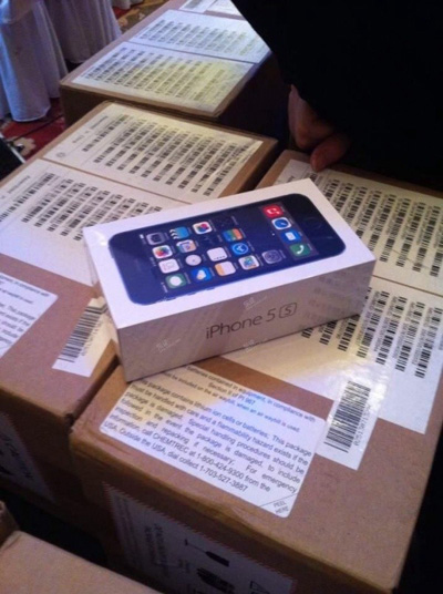 คู่บ่าวสาวจีนใจป้ำ แจก iPhone 5S สีทอง 81 เครื่อง ในงานแต่ง