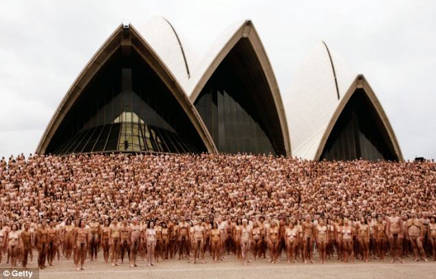 5,200 nude Australians mob Sydney Opera House for Spencer 