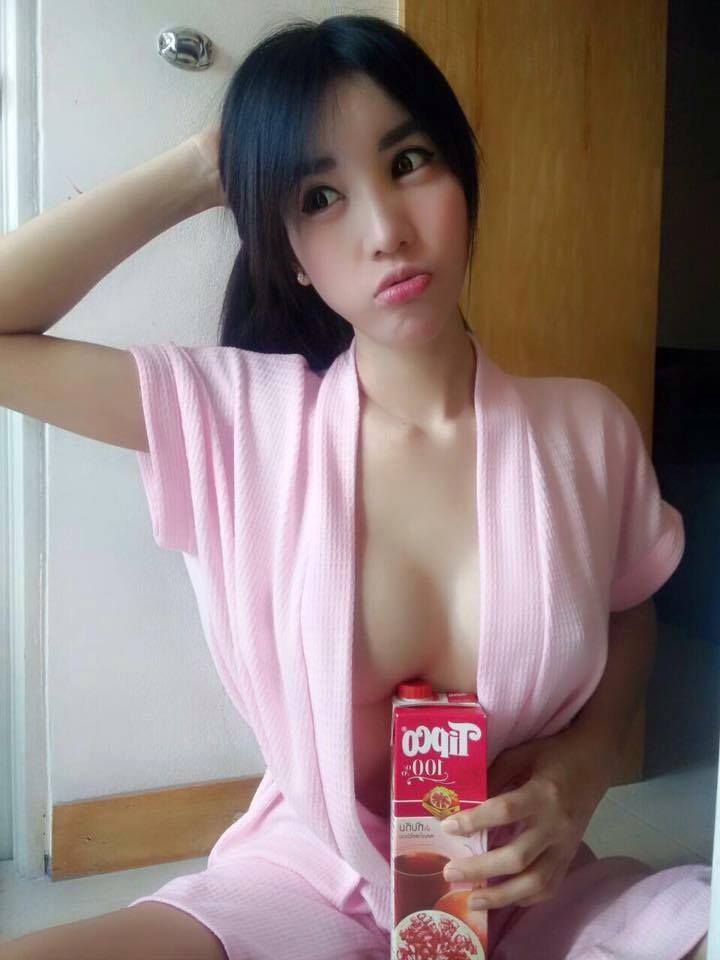 แอบส่องสาวๆจากทางบ้าน