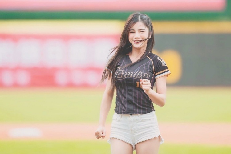 The season is not open.. The cheerleader goddess will fight first!  峮峮 