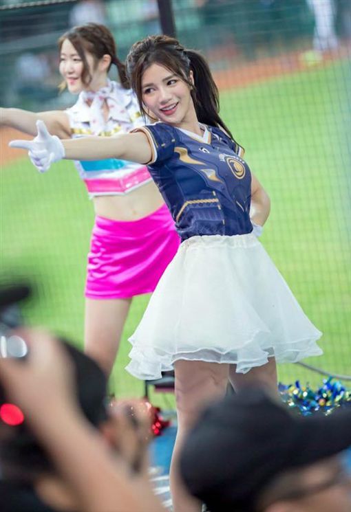 The season is not open.. The cheerleader goddess will fight first!  峮峮 