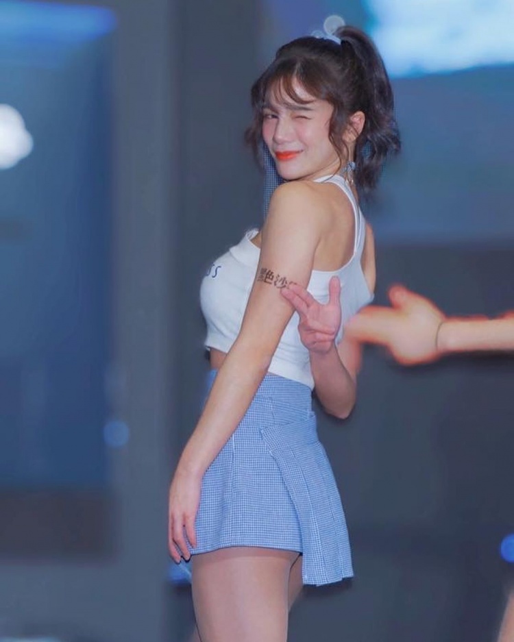 The season is not open.. The cheerleader goddess will fight first!  峮峮 